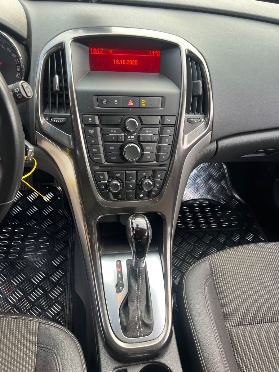 Fahrzeugabbildung Opel Astra J Lim. 5-trg. Cosmo AUTOMATIK