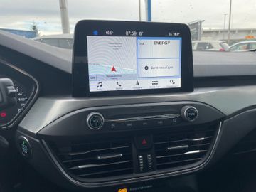 Fahrzeugabbildung Ford Focus Titanium LED, Winterpaket, Verkehrszeiche.