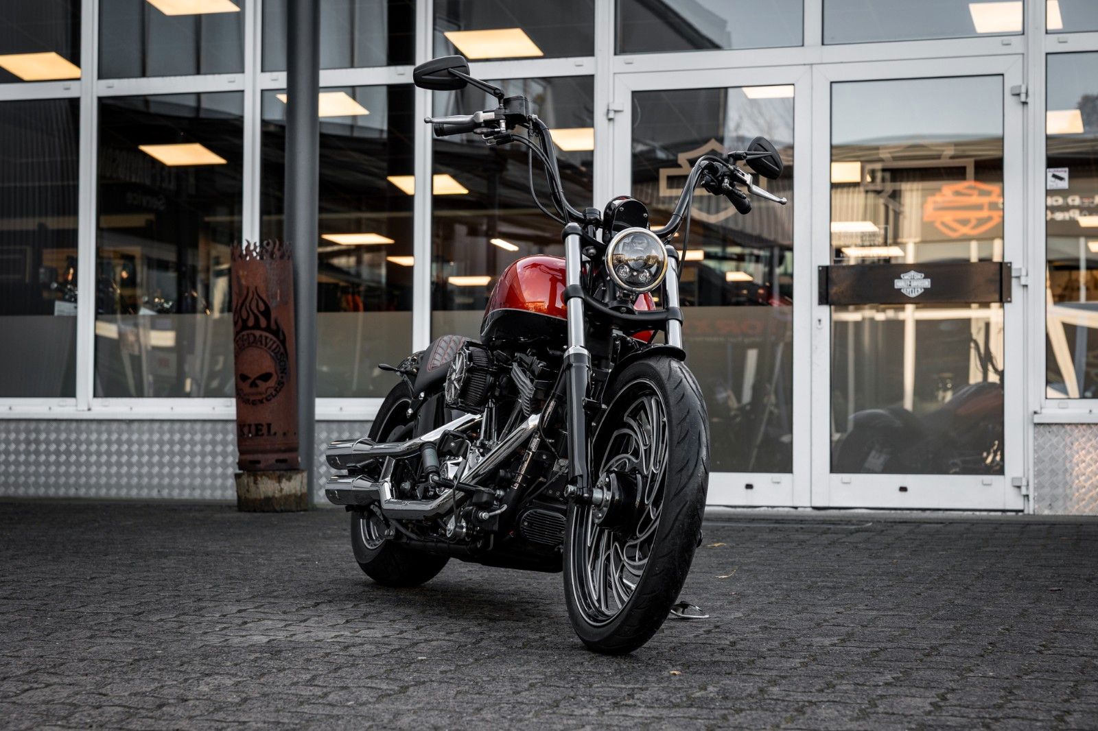 Fahrzeugabbildung Harley-Davidson FXS Softail Blackline - Jekill&Hyde-Custom Umbau