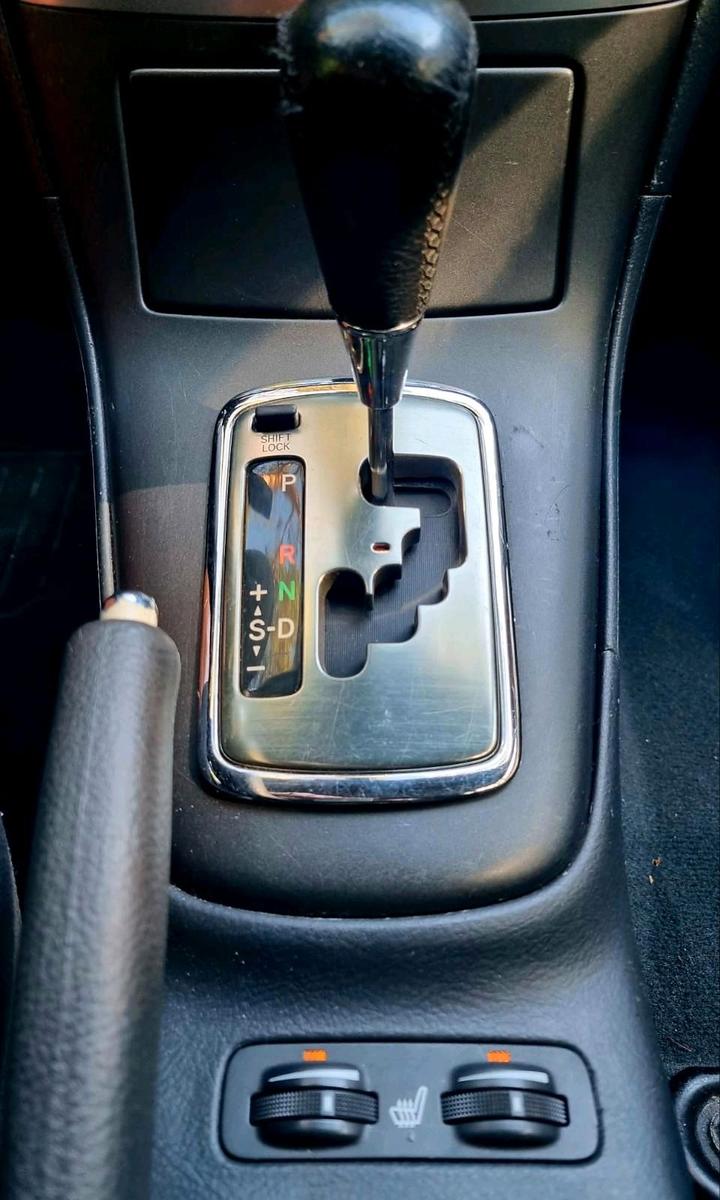 Toyota Avensis 2004 — interior