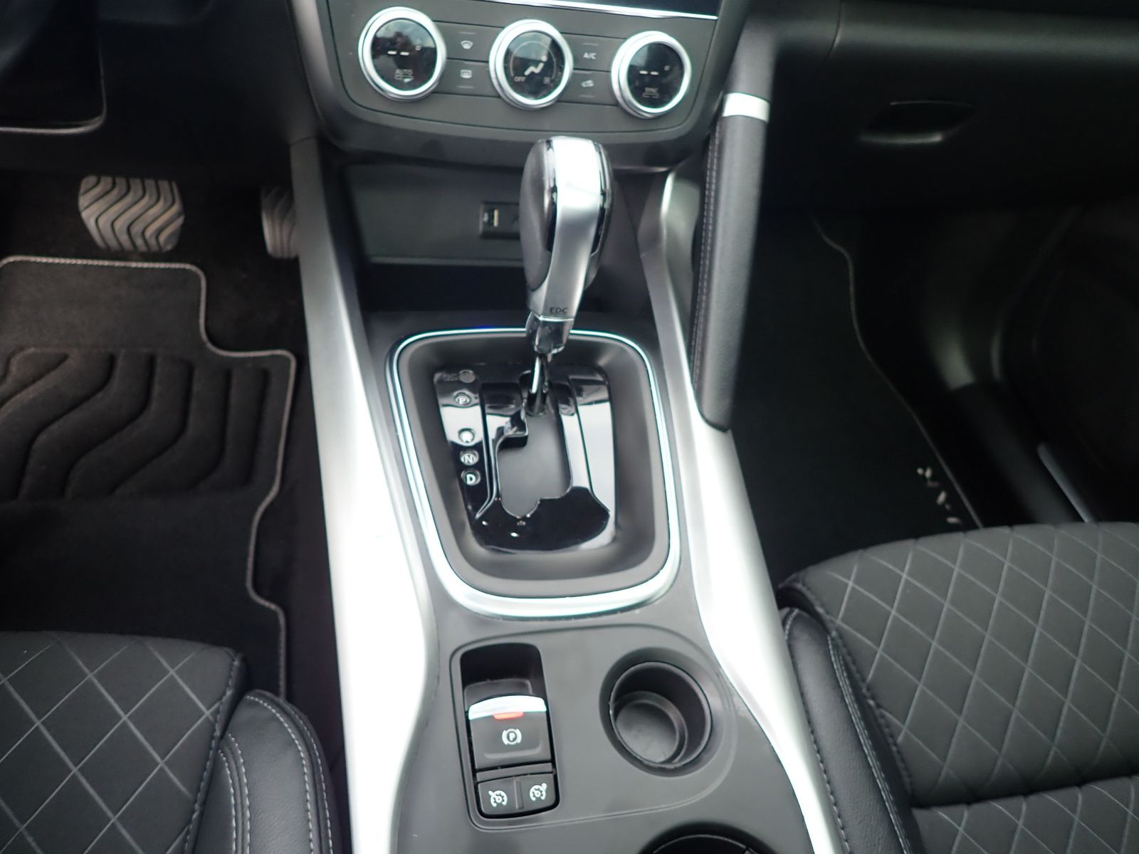 Fahrzeugabbildung Renault Kadjar TCe 160 EDC LIMITED/AUTOMATIK/SHZ/NAVI