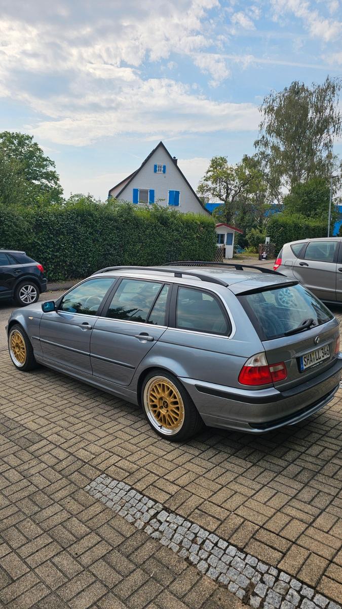 BMW 320 2004 — rear view
