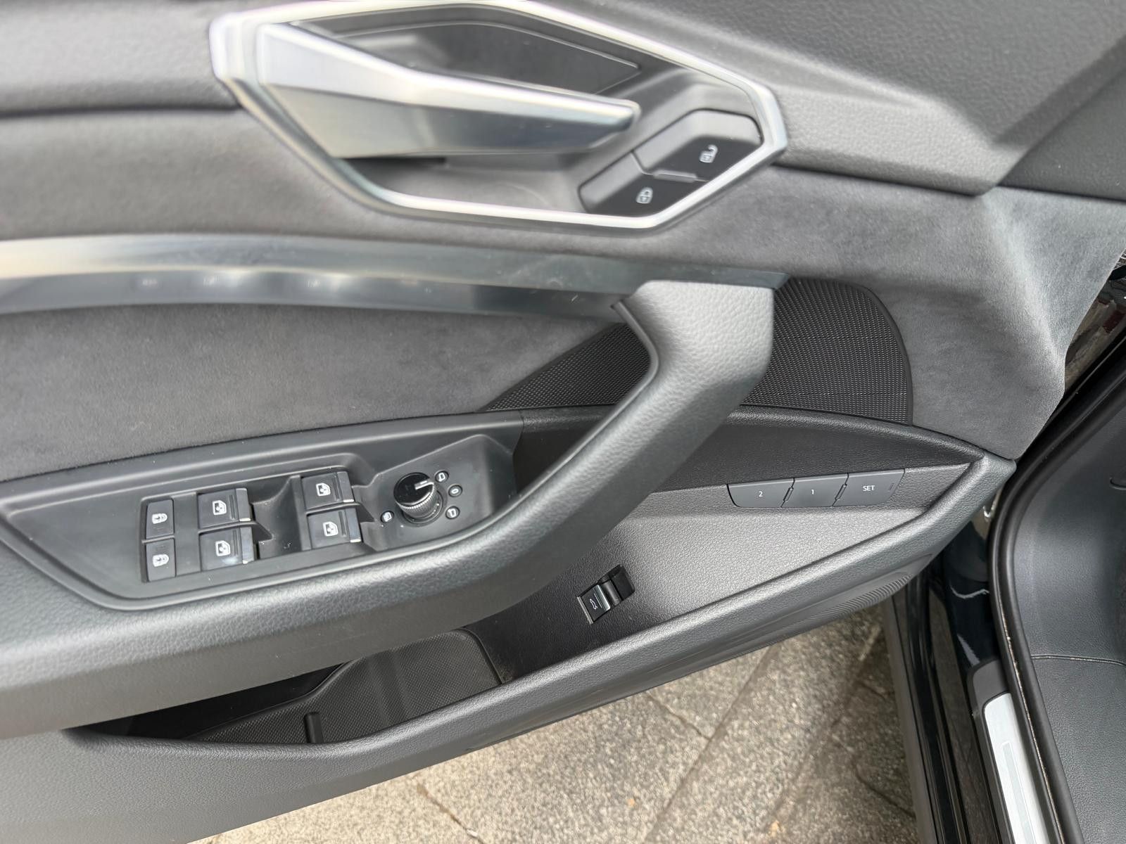 Fahrzeugabbildung Audi e-tron S QUATT 2X S LINE LUFT+MEMO+NAVI+LED+PDC+