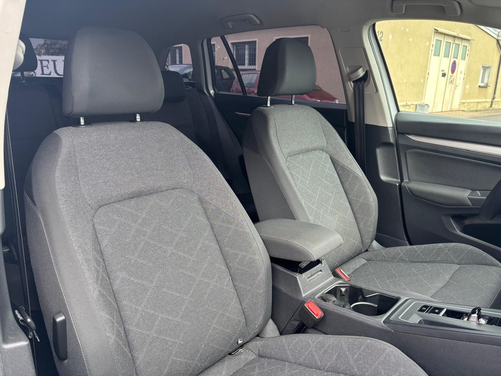 Fahrzeugabbildung Volkswagen Golf Var. 2.0 TDI DSG Life-NAV-LED-PDC-SHZ-SPUR-