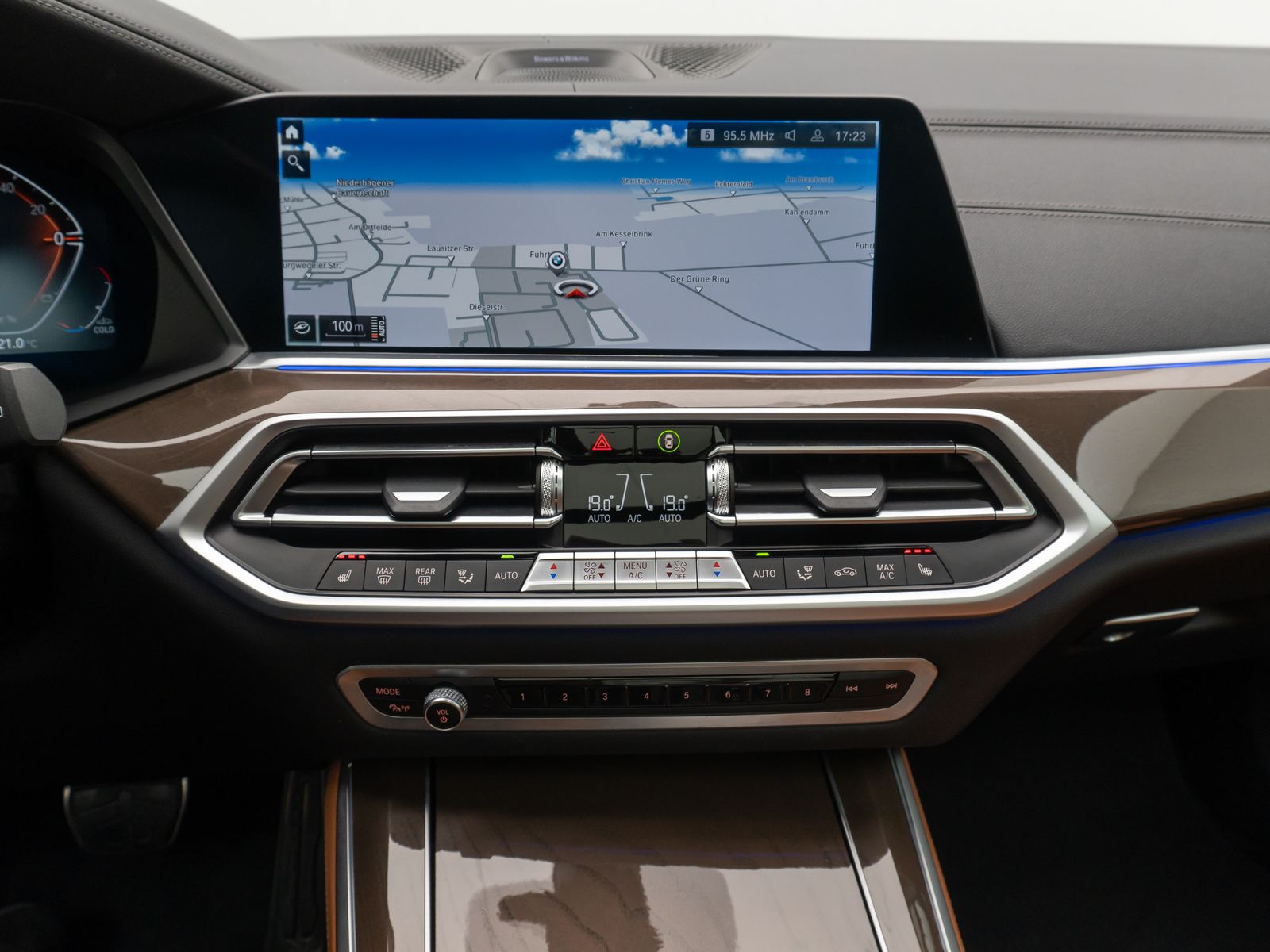 Fahrzeugabbildung BMW X5 xD30d M Sport B&W HUD DAB Panorama 22Zoll