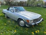 Mercedes-Benz SL 560 R107 - silberne Mercedes-Benz SL 560