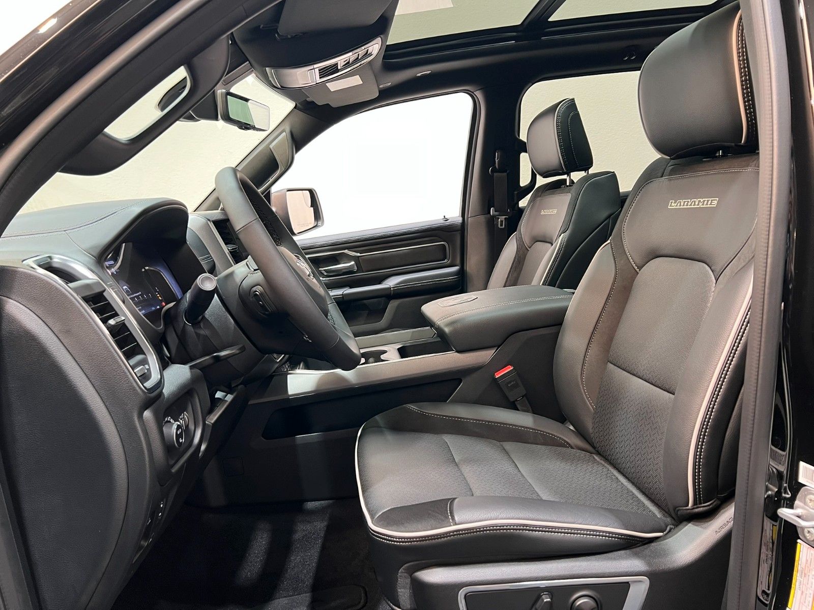 Fahrzeugabbildung Dodge RAM 1500 Laramie Night Premium RTR Umbau