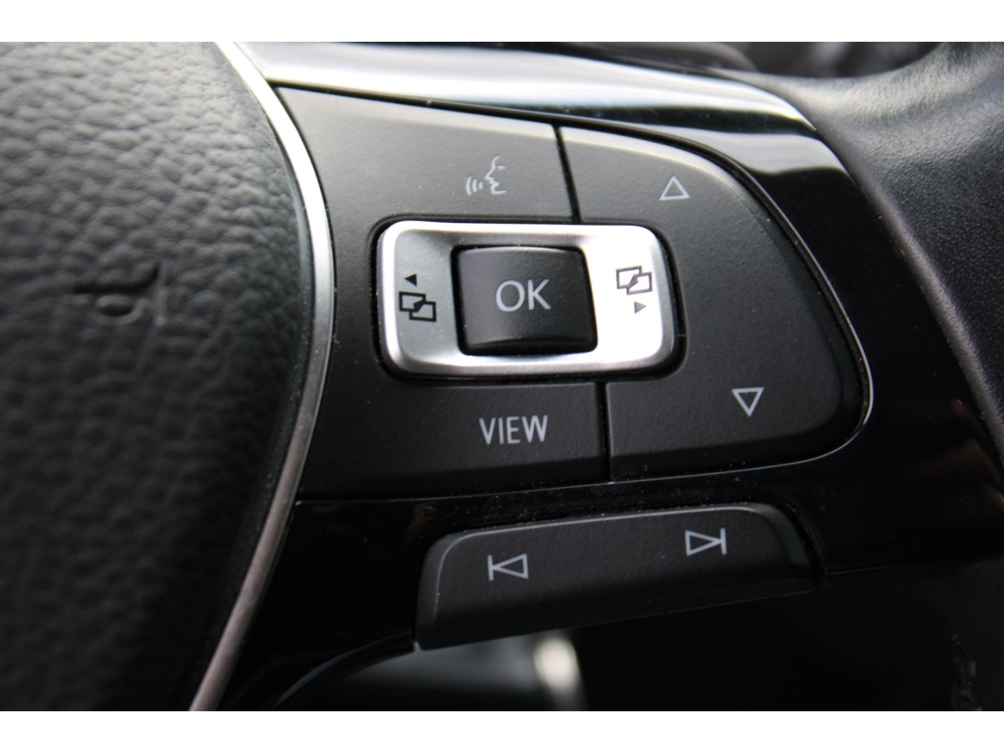 VW Touran IQ.DRIVE 2.0 TDI BMT ACC LED AHK el. Heck - Image 17