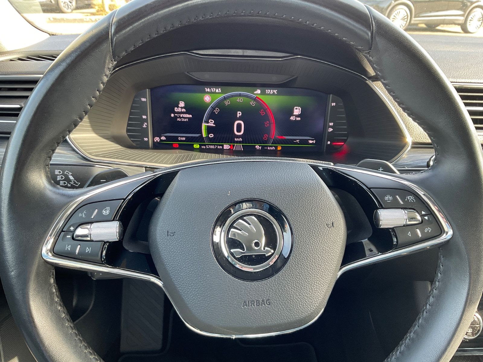 Fahrzeugabbildung SKODA Superb Combi 2.0 TDI DSG STYLE,Standheizung,Car