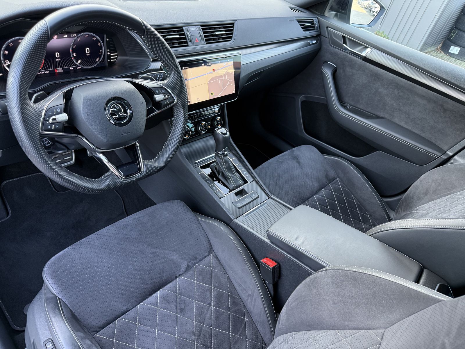 Fahrzeugabbildung SKODA Superb Combi Sportline 4x4 NAV+LED+AHK+360°+19ZO