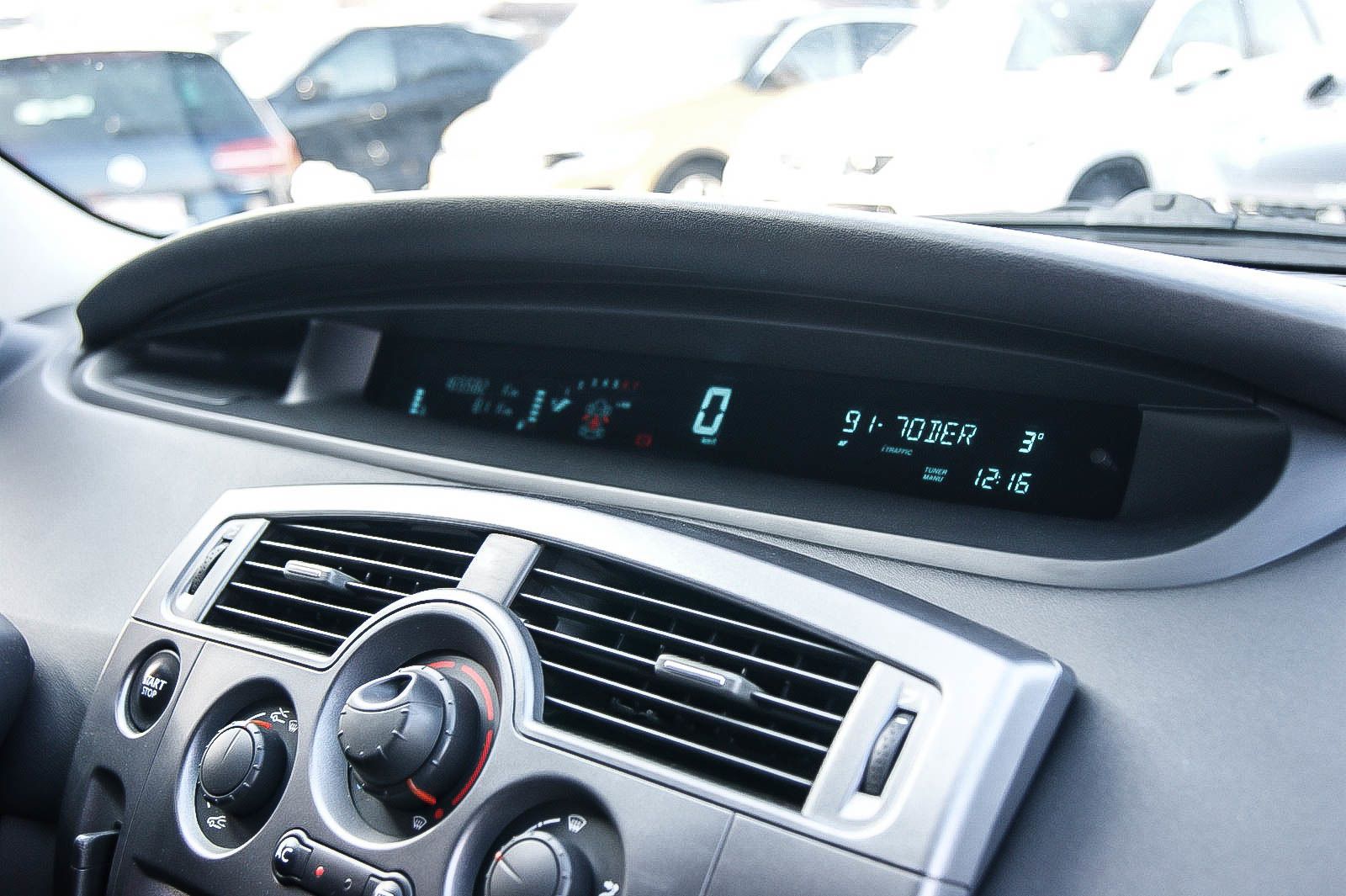 Fahrzeugabbildung Renault Scenic II 1.6i Dynamique Confort Klima