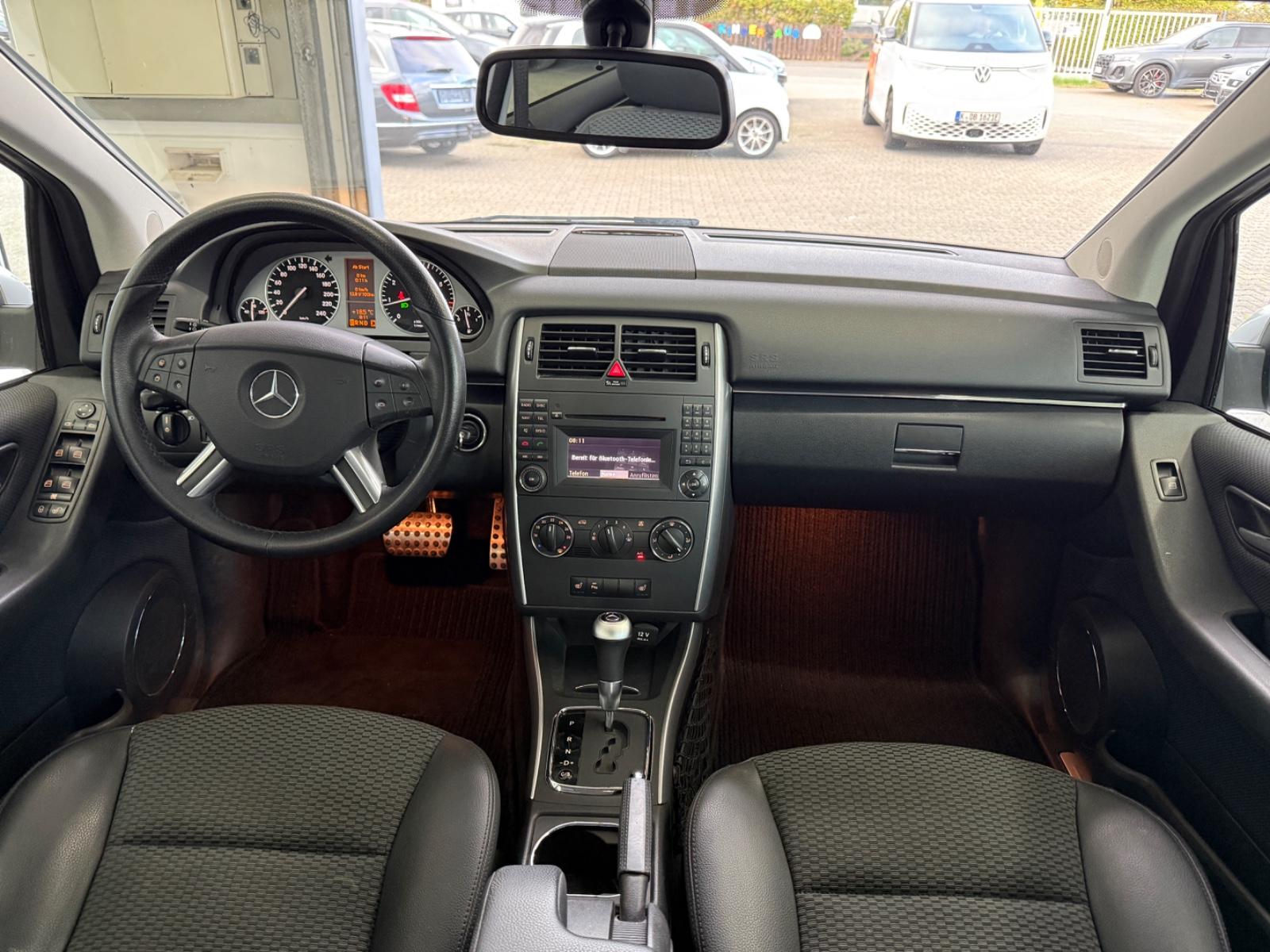 Mercedes-Benz B 200*SPORT*AUTOMATIK*SHZ*NAVI*AHK*TEMP*PARK-ASS