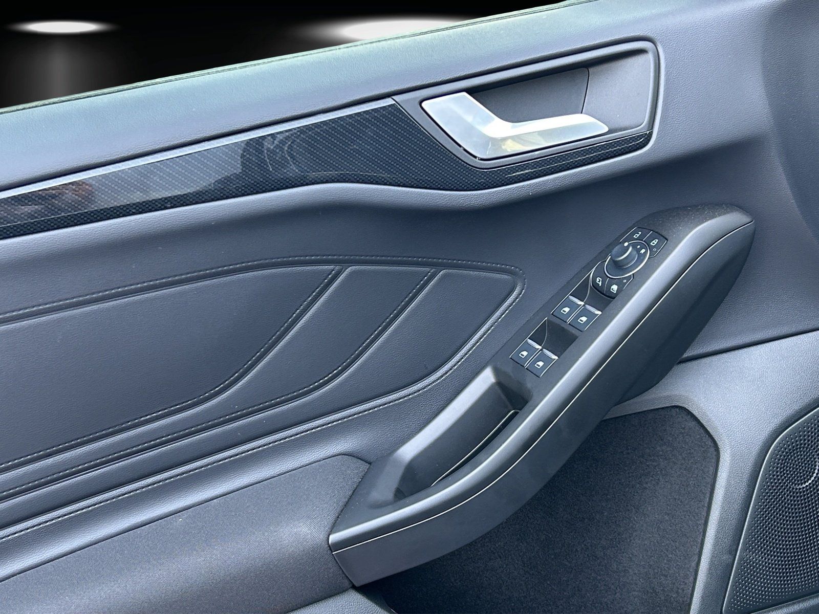 Fahrzeugabbildung Ford Focus ST-Line 5 Türer Styling Pak. Winter Pak.