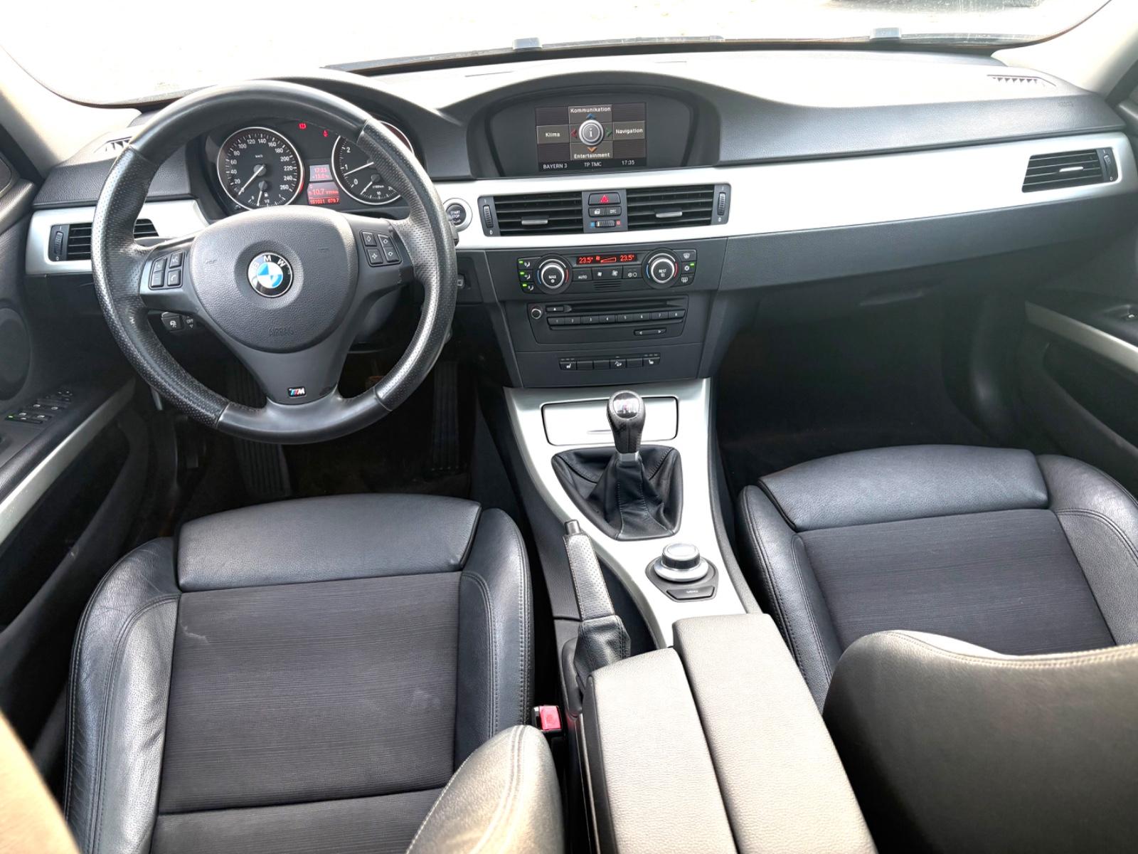 BMW 330xi Touring 272 ch 6 cylindres xDrive • Boîte manuelle 6 • Toit pano • GPS • Xénon • Radars AV/AR