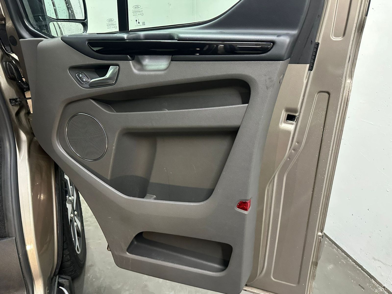 Fahrzeugabbildung Ford Tourneo Custom L1H1 Active*SDH*AHK*8-SITZE*XENON