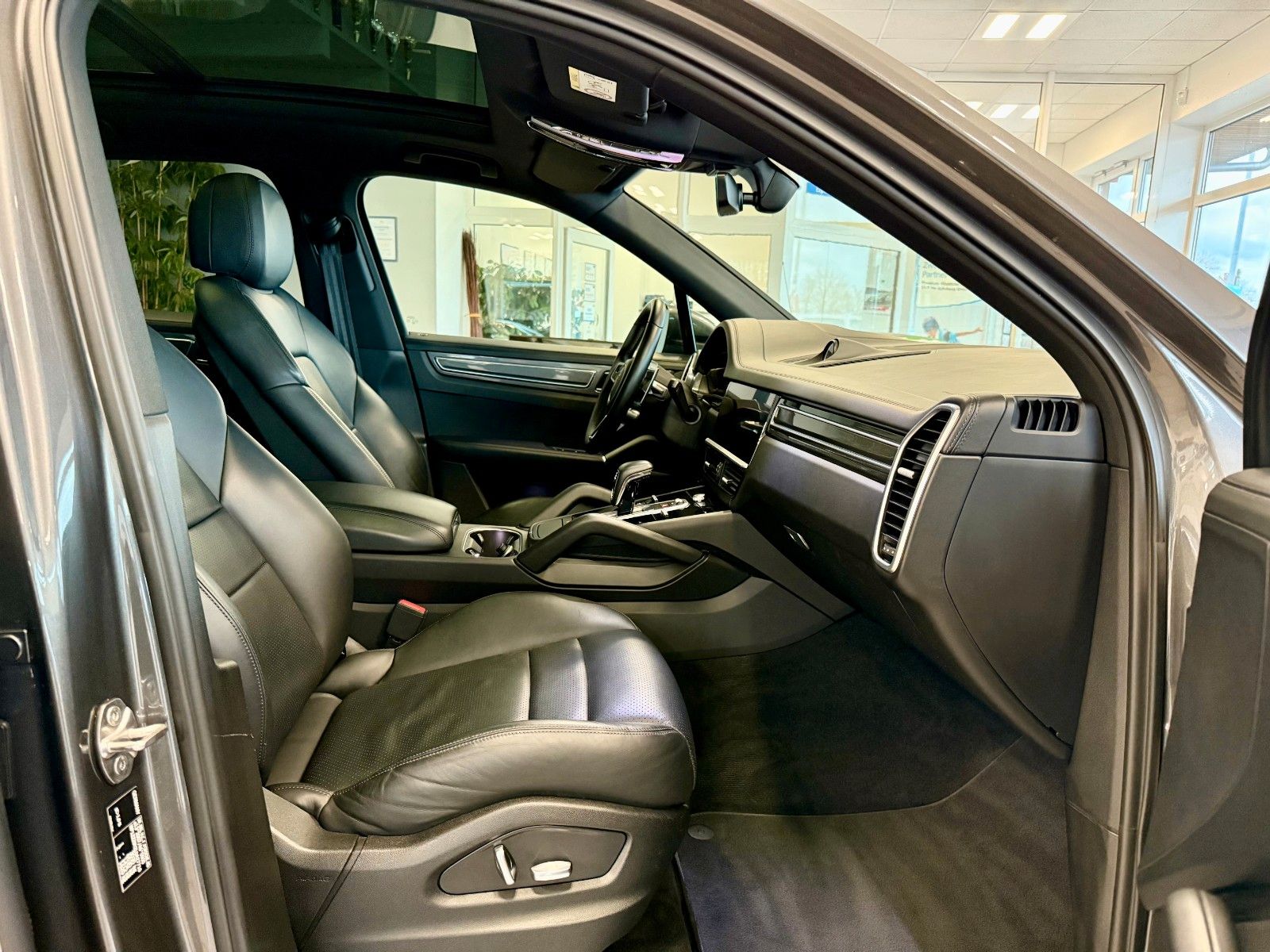 Fahrzeugabbildung Porsche Cayenne E-Hybrid ACC/Panorama/21Zoll/APPROVED