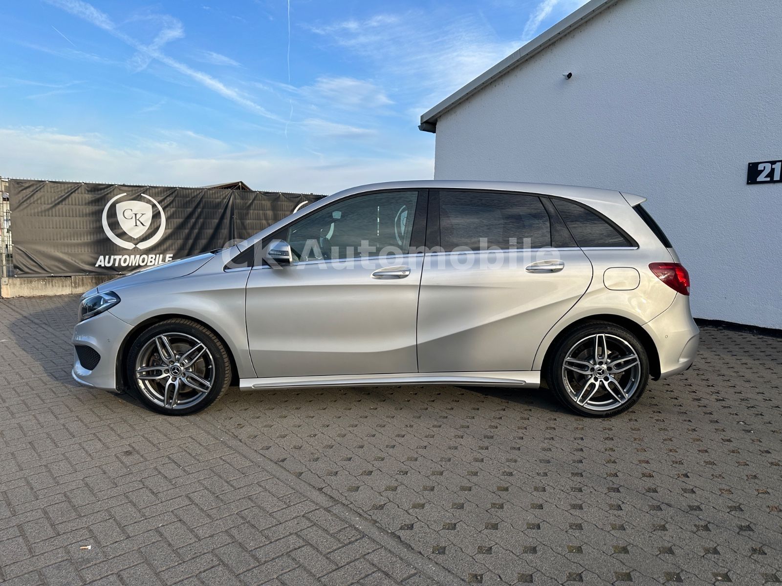 Fahrzeugabbildung Mercedes-Benz B 220 4Matic AMG-Line/Navi/Tempomat/PDC/AHK