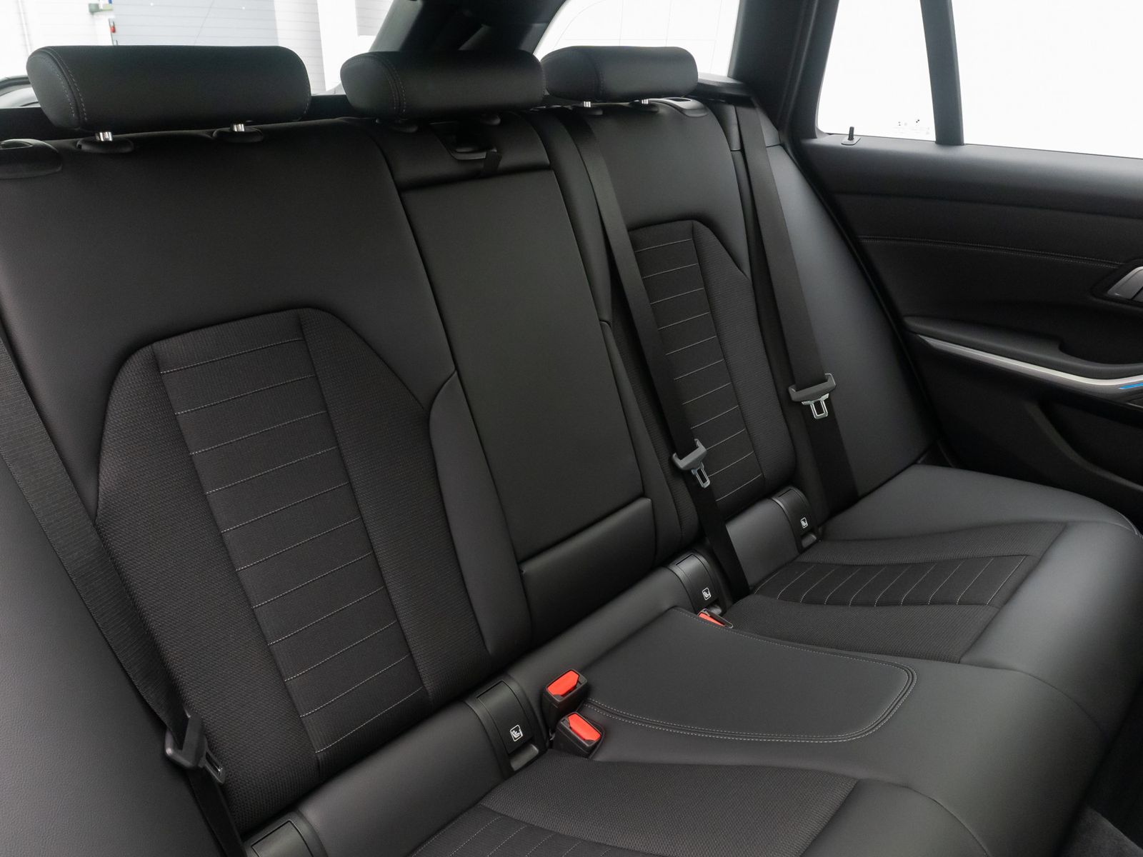 Fahrzeugabbildung BMW 330i Panoram Kamera HUD DAB H/K Komfort Alarm