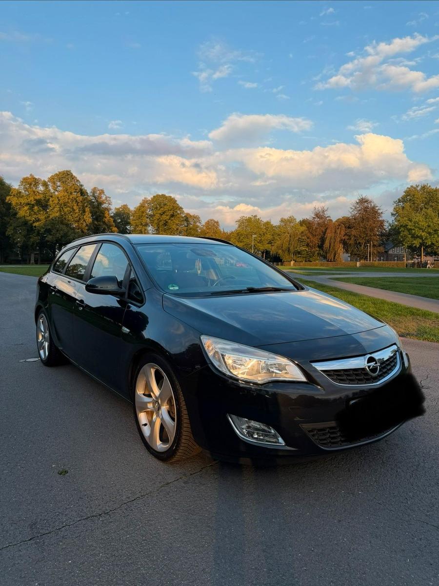 Opel Astra 2012 — interior