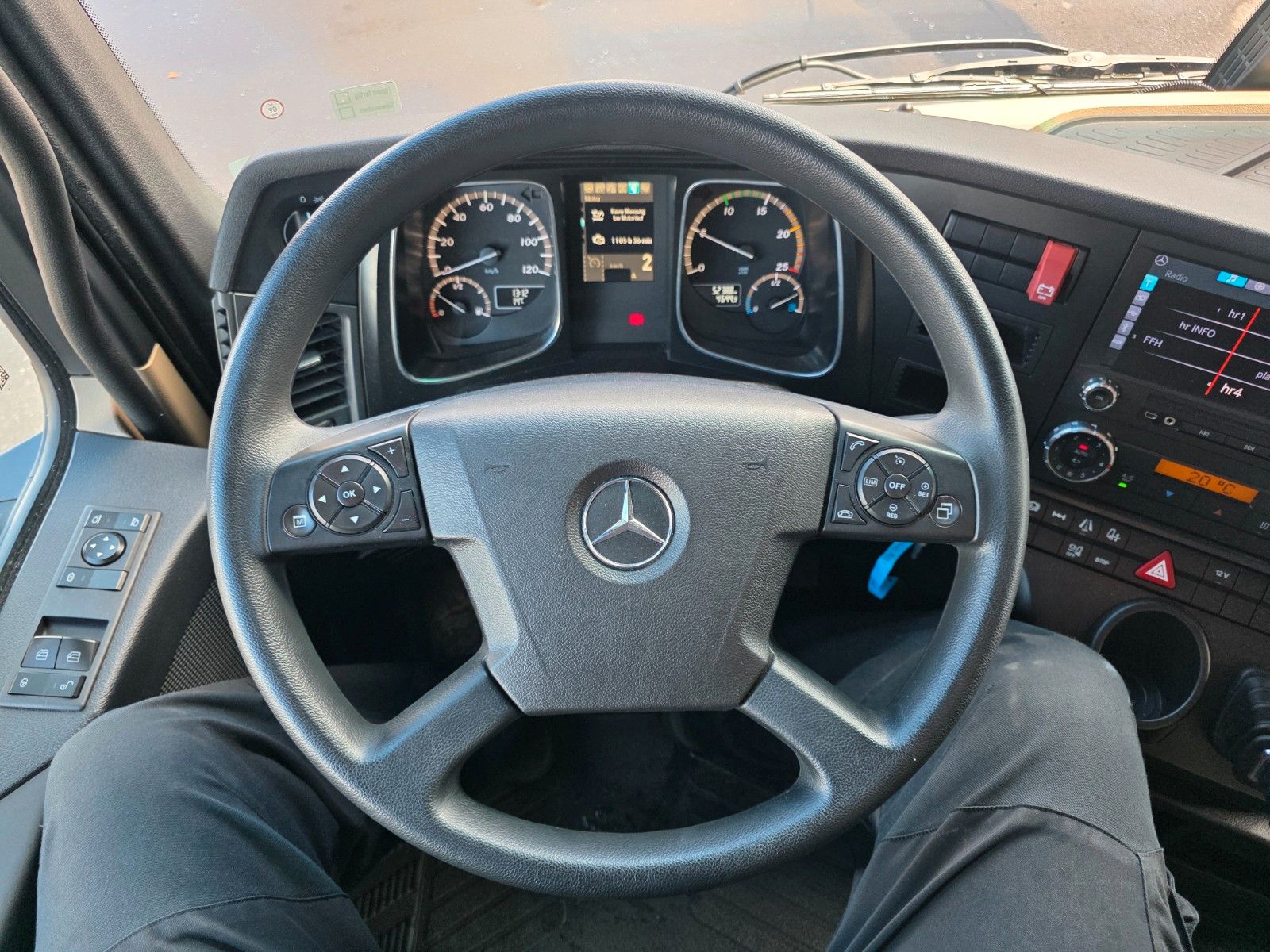 Fahrzeugabbildung Mercedes-Benz Actros 1833 L Retarder 2x Bett LBW Bär 1.500kg