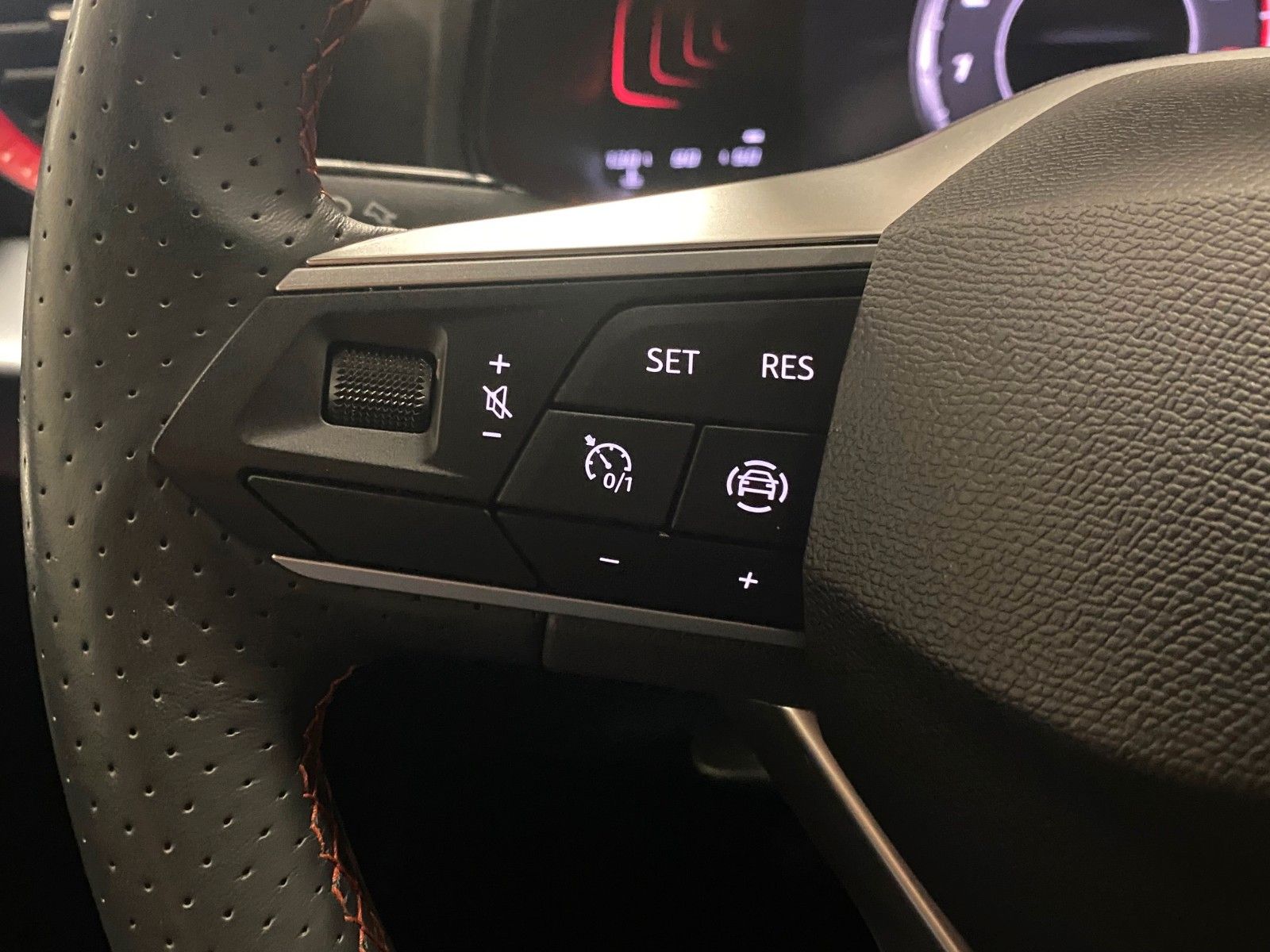 Fahrzeugabbildung SEAT Arona FR 1.0 TSI+NAVIGATION+ALLWETTER+WIRELESS+