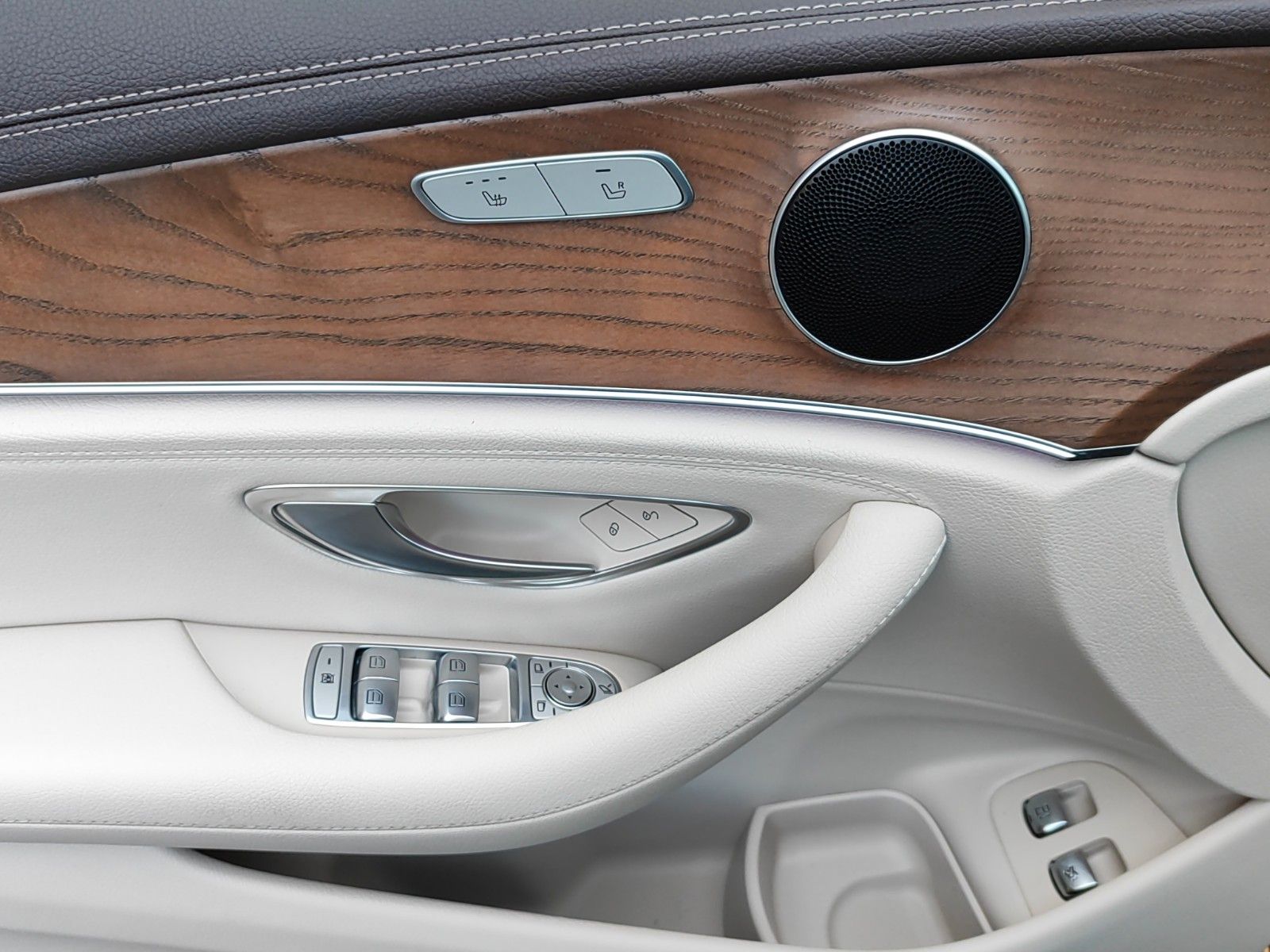 Fahrzeugabbildung Mercedes-Benz E 300 e*Navi*360°Cam*SitzHZ*Ambiente*Head-up*