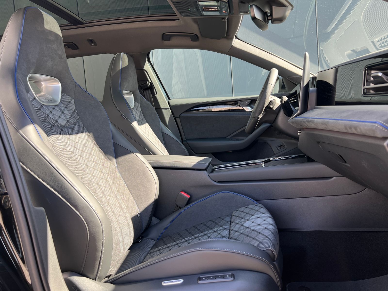 Fahrzeugabbildung Volkswagen Passat Variant R-Line 2.0 TDI DSG 4MOTION *AHK,