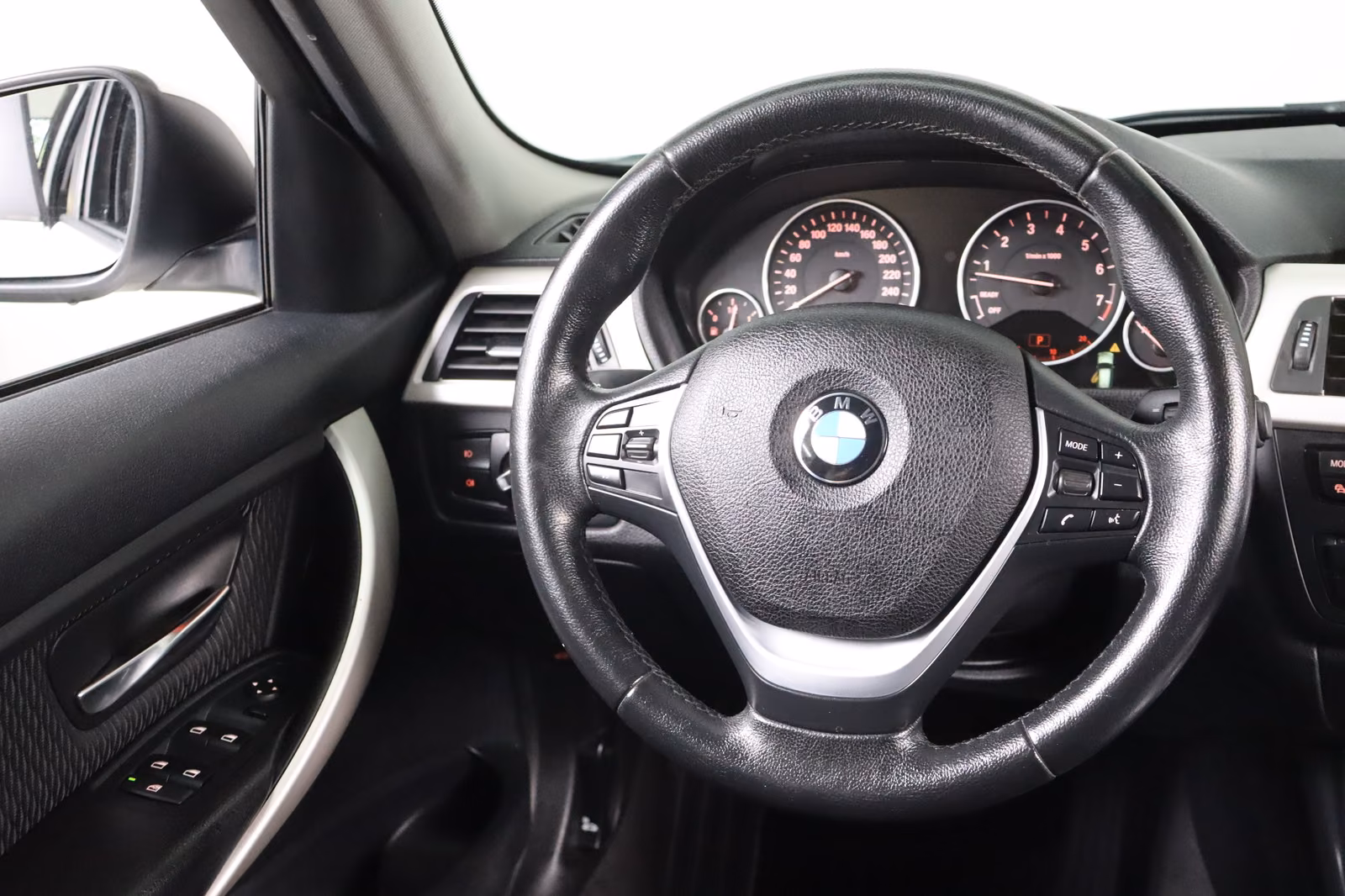 BMW 320 i Touring xDrive * Bi- Xenon * Navi