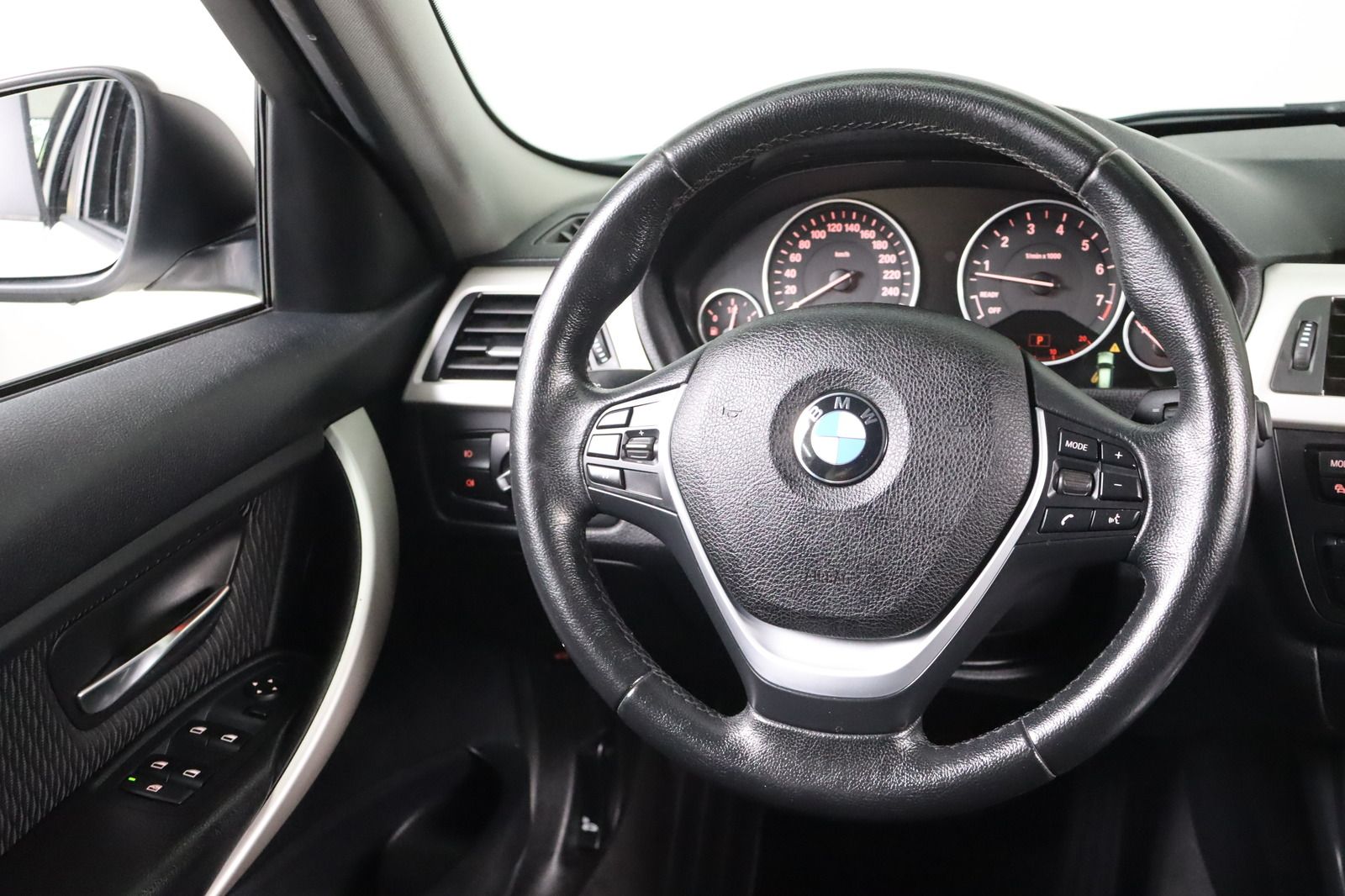 Fahrzeugabbildung BMW 320 i Touring xDrive * Bi- Xenon * Navi