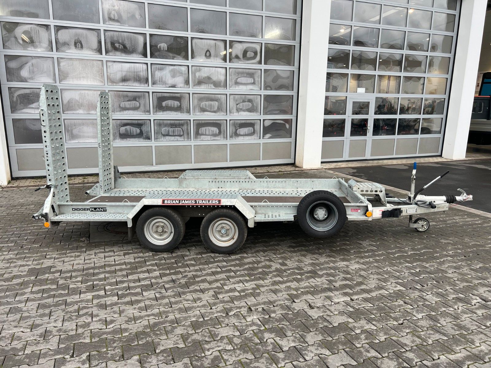 Fahrzeugabbildung Brian James Cargo Digger Plant 2 / Länge 3.700mm / 3.500kg