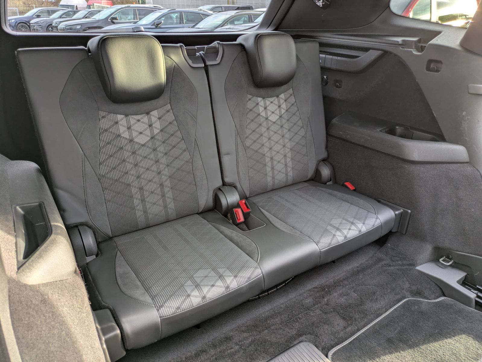 Fahrzeugabbildung Volkswagen Tayron 2.0 TDI 4M R-Line BLACK*7Si*MATRIX*PANO