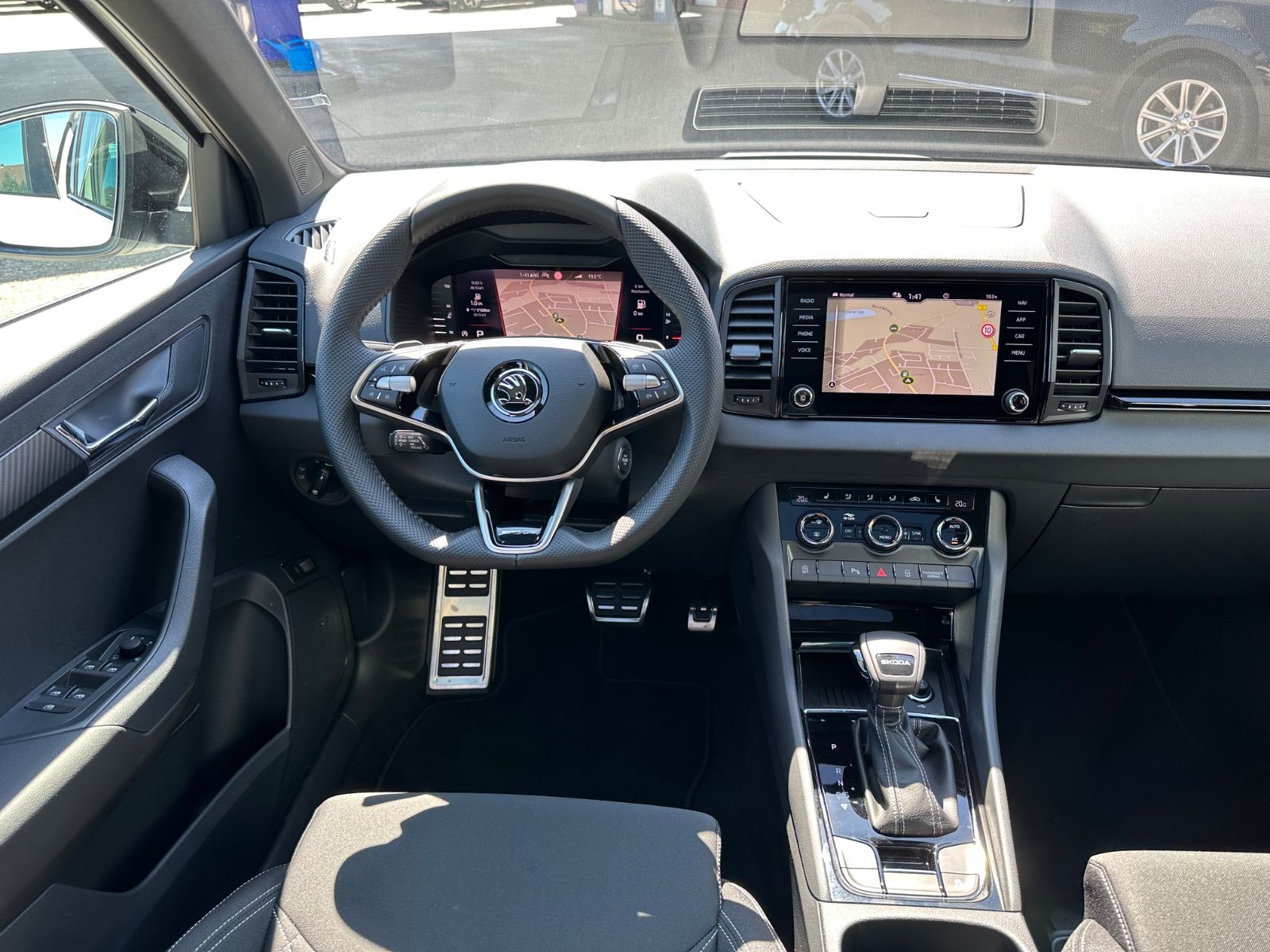Fahrzeugabbildung SKODA Karoq 1.5 TSI Sportline DSG Pano/AHK/Navi/Matrix