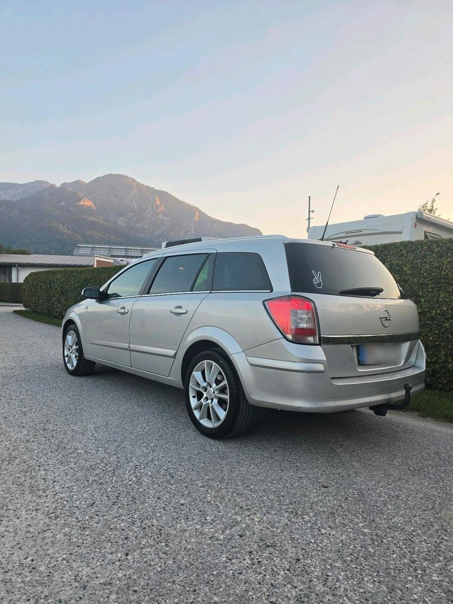 Opel Astra 2007 — rear view