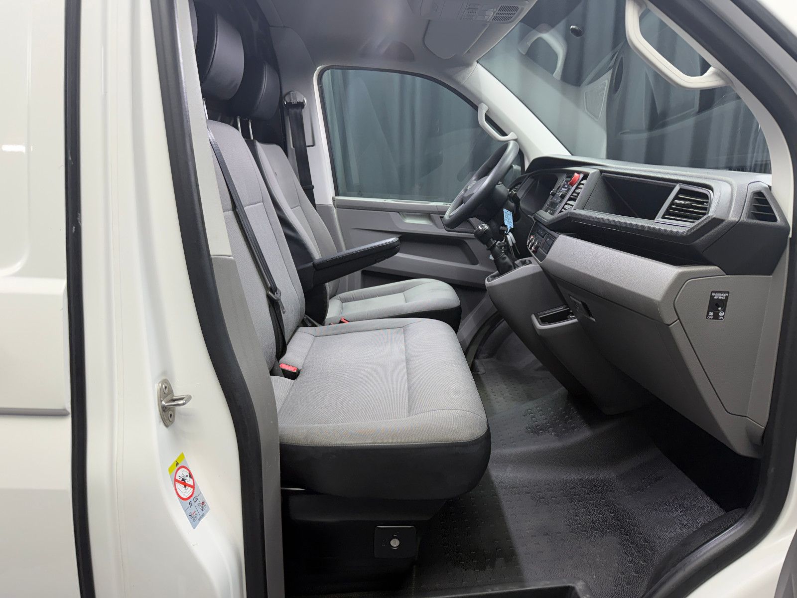 Fahrzeugabbildung Volkswagen T6.1 Transporter Kasten lang FWD|AC|PDC