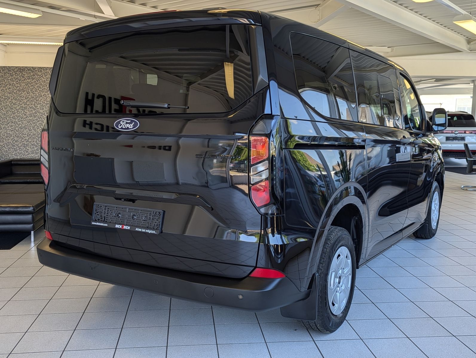 Fahrzeugabbildung Ford Transit Custom 320 L1 Navi 8-Sitze LED Kamera