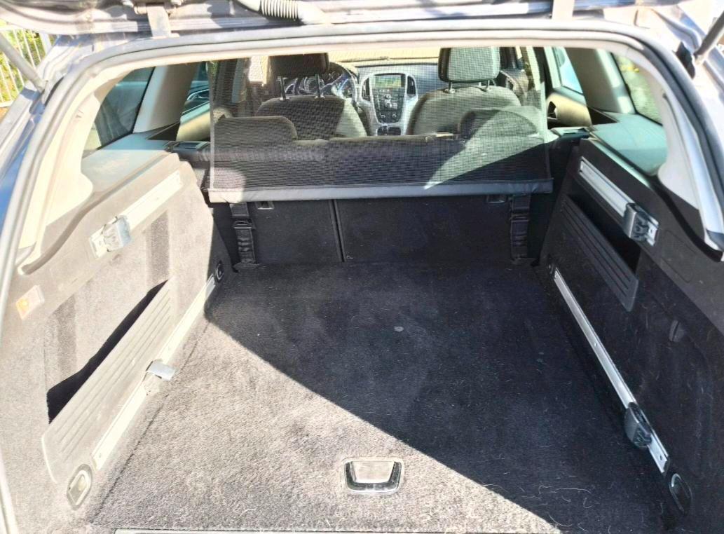 Opel Astra 2012 — photo 11