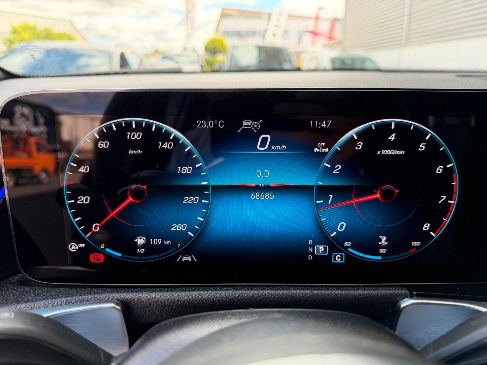 Fahrzeugabbildung Mercedes-Benz GLB 200 AMG MBUX+AMBIENTE+R-Kamera+Carbon+ALARM