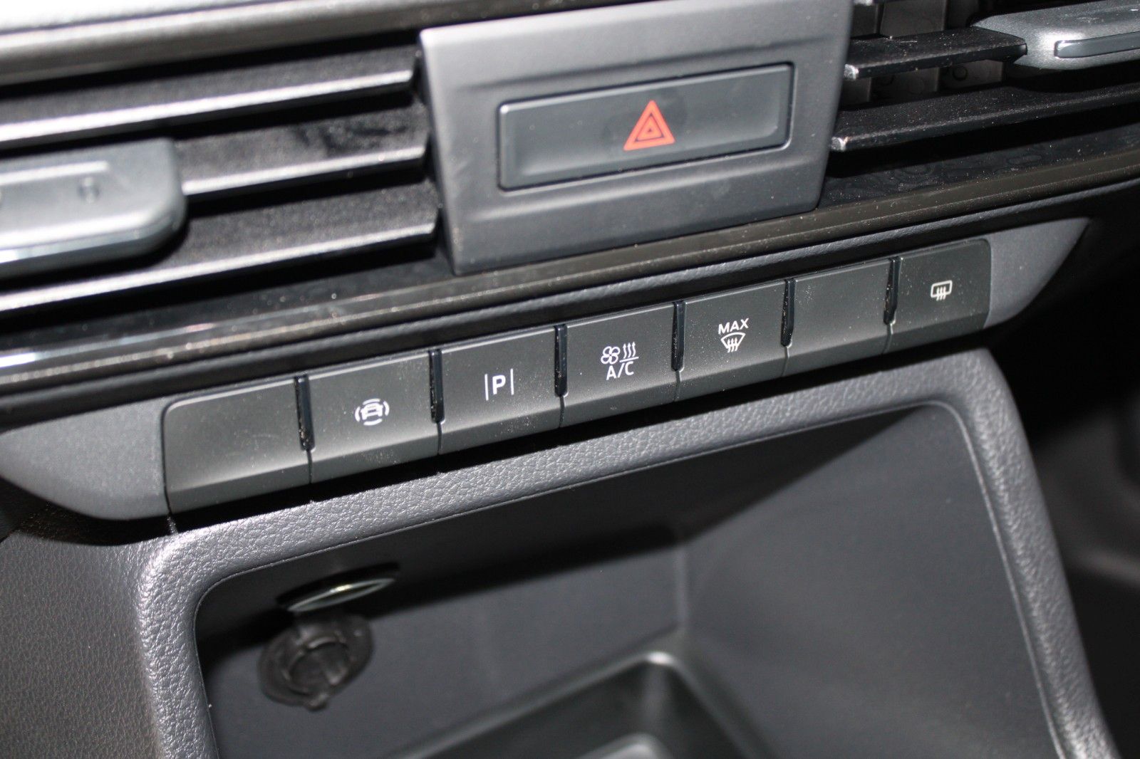 Fahrzeugabbildung Ford Transit Connect TREND L2 AHK IACC NAVI uvm.