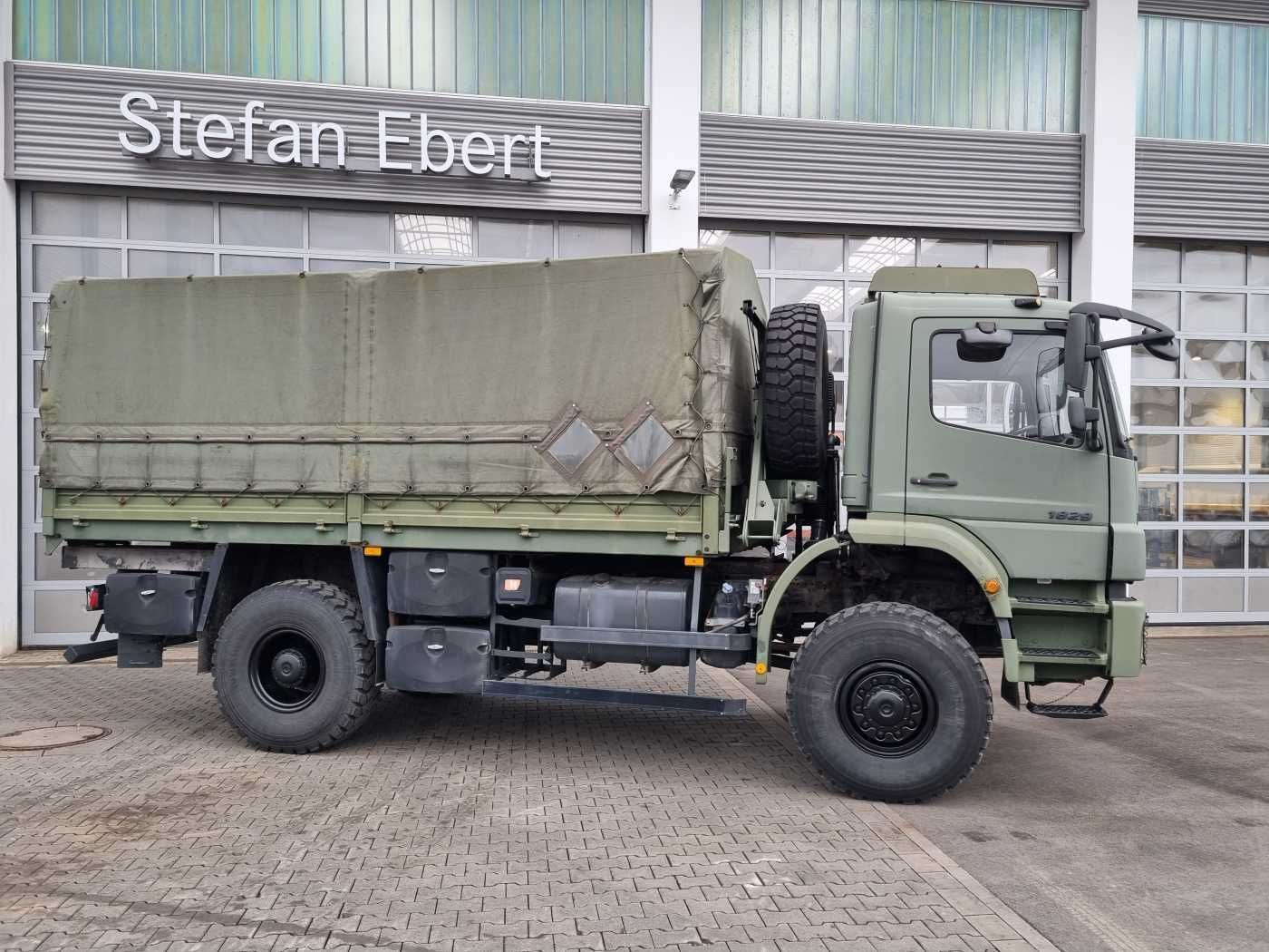 Fahrzeugabbildung Mercedes-Benz Axor 1829 A 4x4 Pritsche/Plane 10 Stück