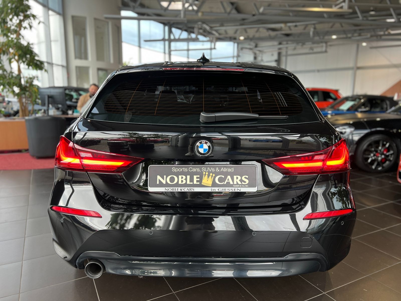 Fahrzeugabbildung BMW 118i Sport Line KLIMA LED NAVI SHZ