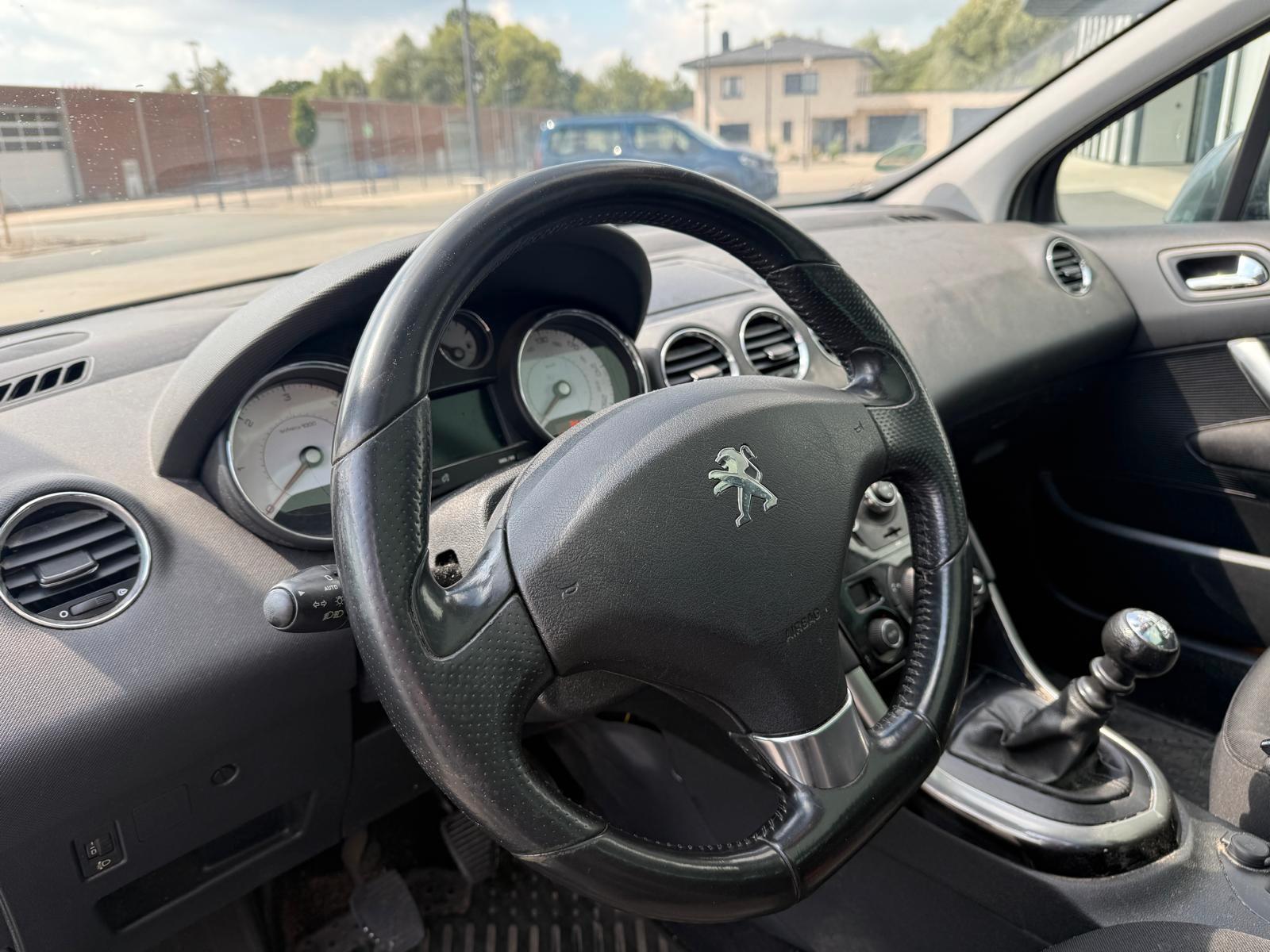 Peugeot 308 2013 — photo 9