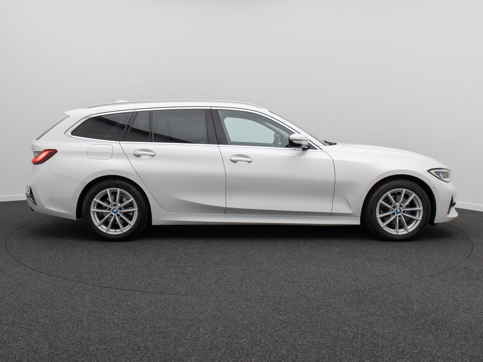 Fahrzeugabbildung BMW 320i Luxury Line Laser HUD Panorama Alarm AHK Hi