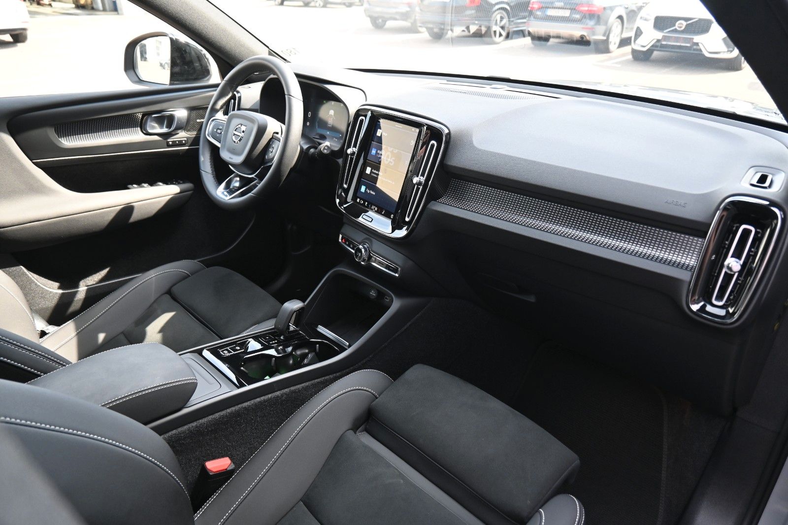 Fahrzeugabbildung Volvo XC40 B4 Plus Dark*LED*PANO*360*STHZ*H&K*DAB*BLIS