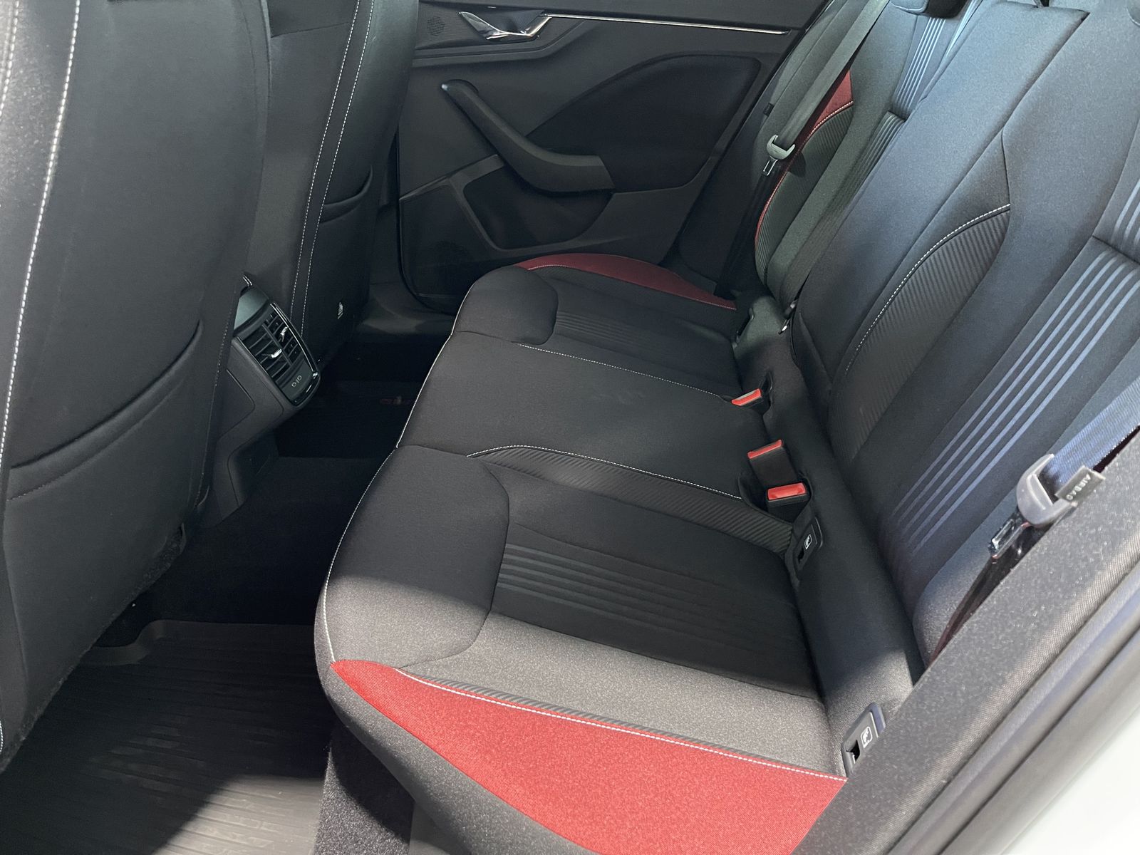 Fahrzeugabbildung SKODA Kamiq Monte Carlo 1.5 TSI*Pano*Cam*ACC*Virtual*