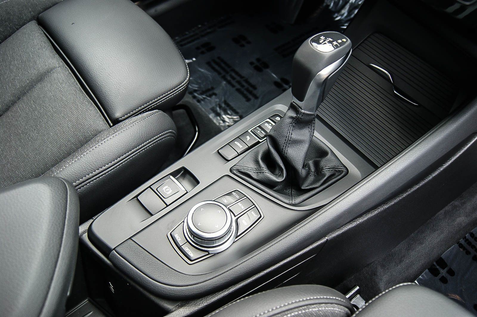 Fahrzeugabbildung BMW X1 xDrive 25e Advantage STORM BAY INDIVIDUAL LED