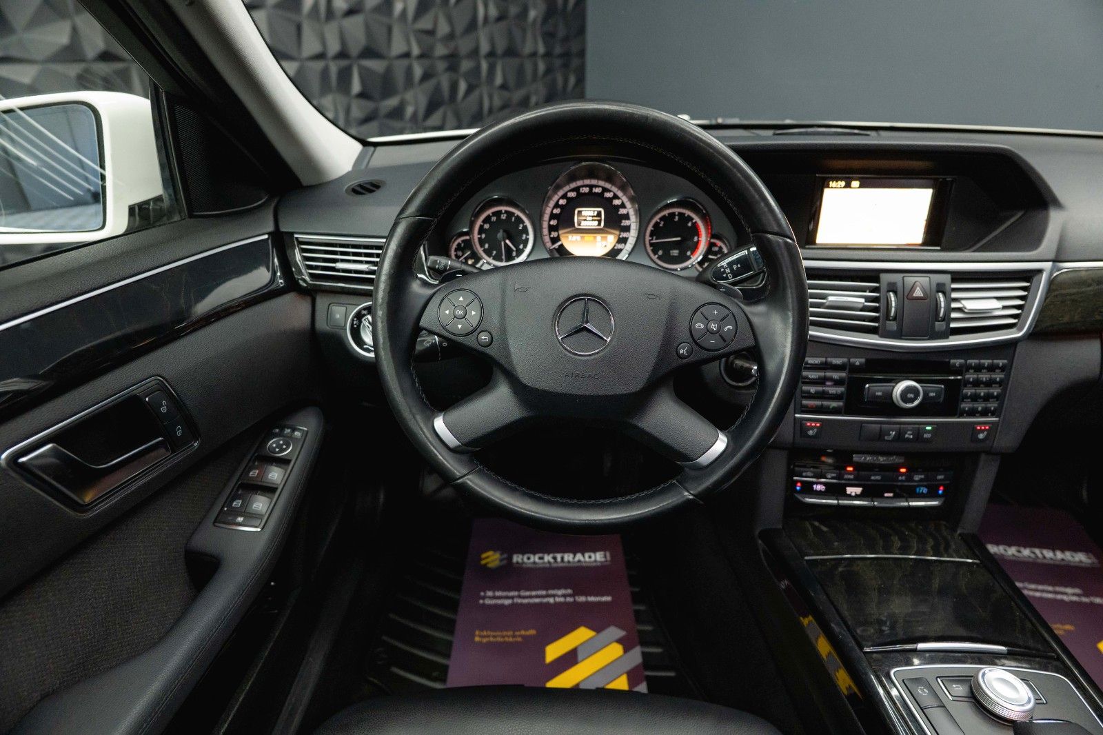 Fahrzeugabbildung Mercedes-Benz E 220 T CDI BlueEfficiency Avantgarde *Bi-Xenon*