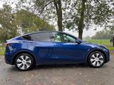 Tesla Model Y RWD AHK - blaue Tesla Model Y