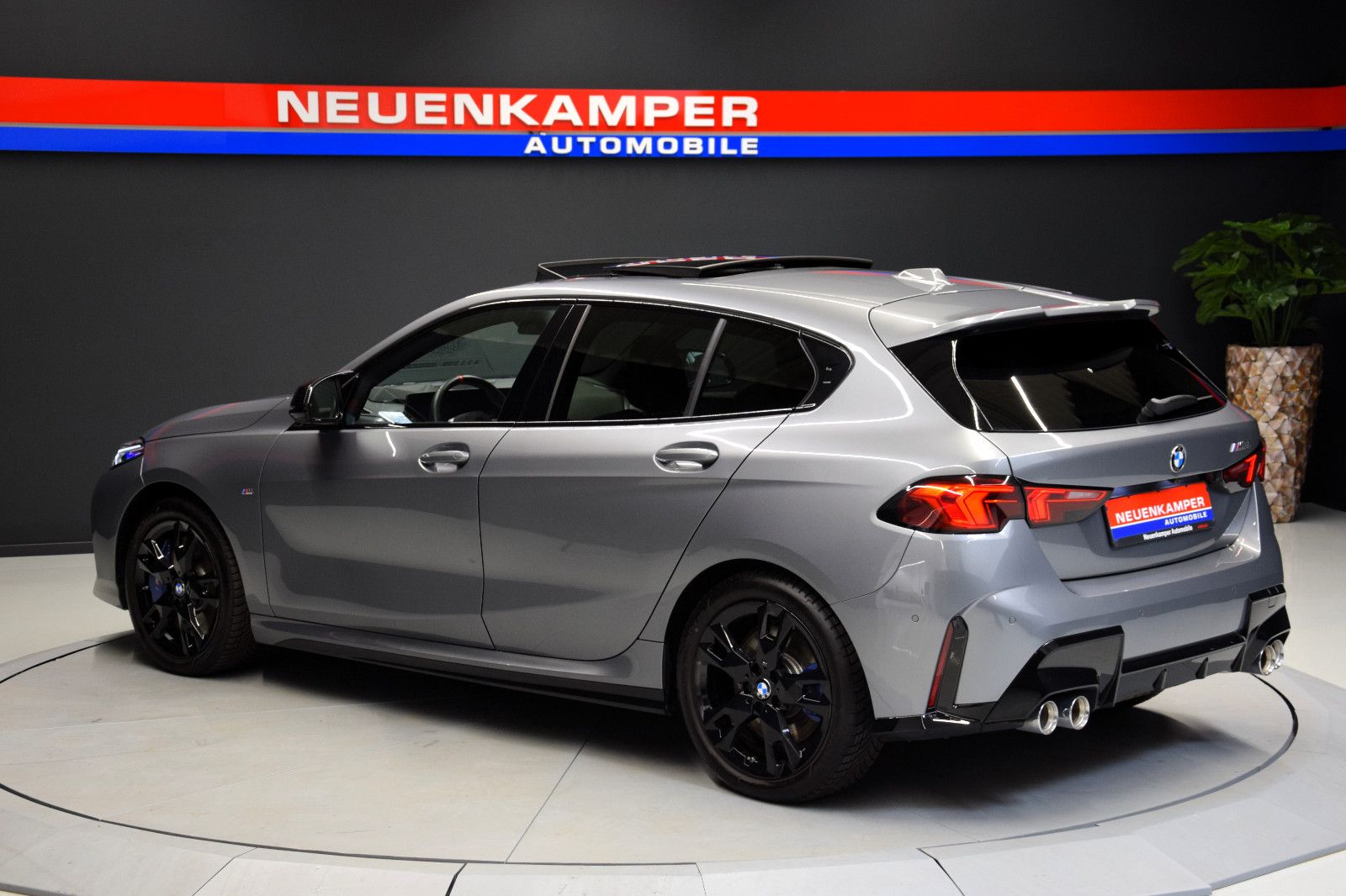 Fahrzeugabbildung BMW M135i xDrive M Sportpaket Pro Pano HuD h/k Memor