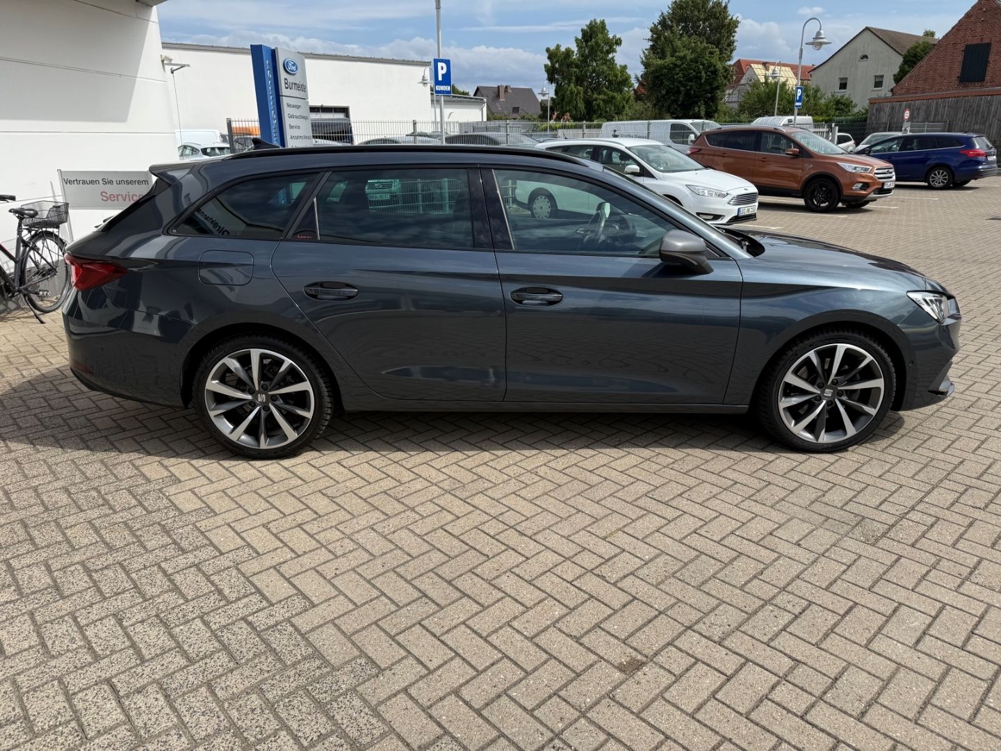 Fahrzeugabbildung SEAT Leon Sportstourer1.5eTSI FR  AHK LED Carplay Nav