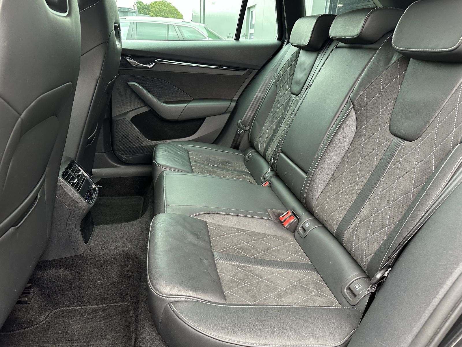 Fahrzeugabbildung SKODA Octavia Combi 1.4 TSI DSG RS iV NAV+LED+VCOCK+PP